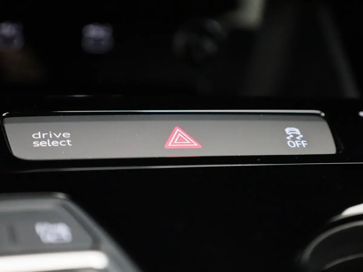edition performance 100 kWh | Adaptive cruise control | 360 graden camera | Dodehoekdetectie | Stuurverwarming | Climate control | Carbon pakket | Stoelverwarming voor & achter | Warmtepomp 