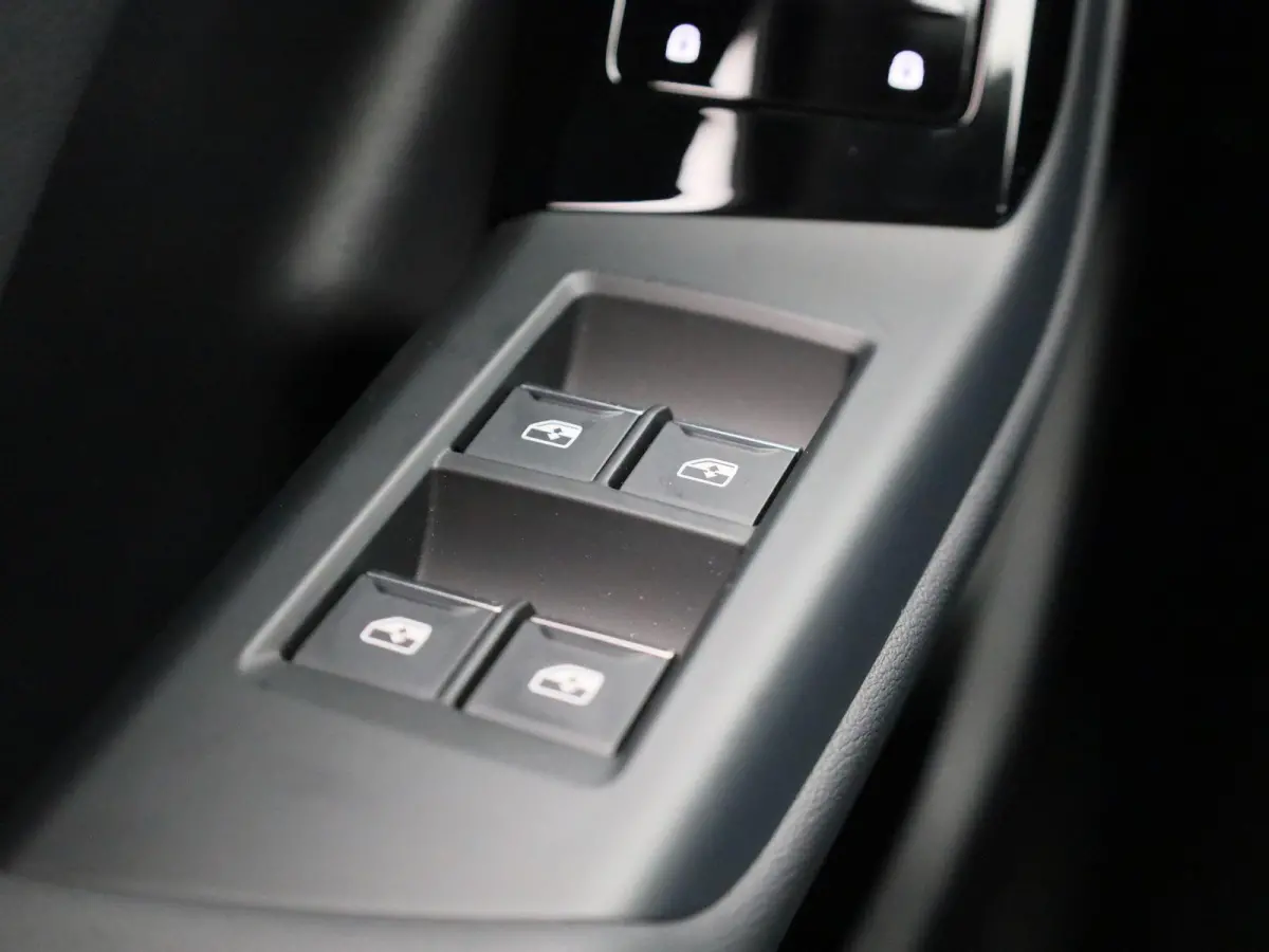 edition performance 100 kWh | Adaptive cruise control | 360 graden camera | Dodehoekdetectie | Stuurverwarming | Climate control | Carbon pakket | Stoelverwarming voor & achter | Warmtepomp 