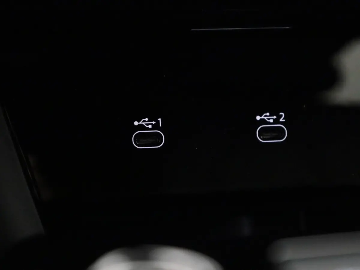edition performance 100 kWh | Adaptive cruise control | 360 graden camera | Dodehoekdetectie | Stuurverwarming | Climate control | Carbon pakket | Stoelverwarming voor & achter | Warmtepomp 