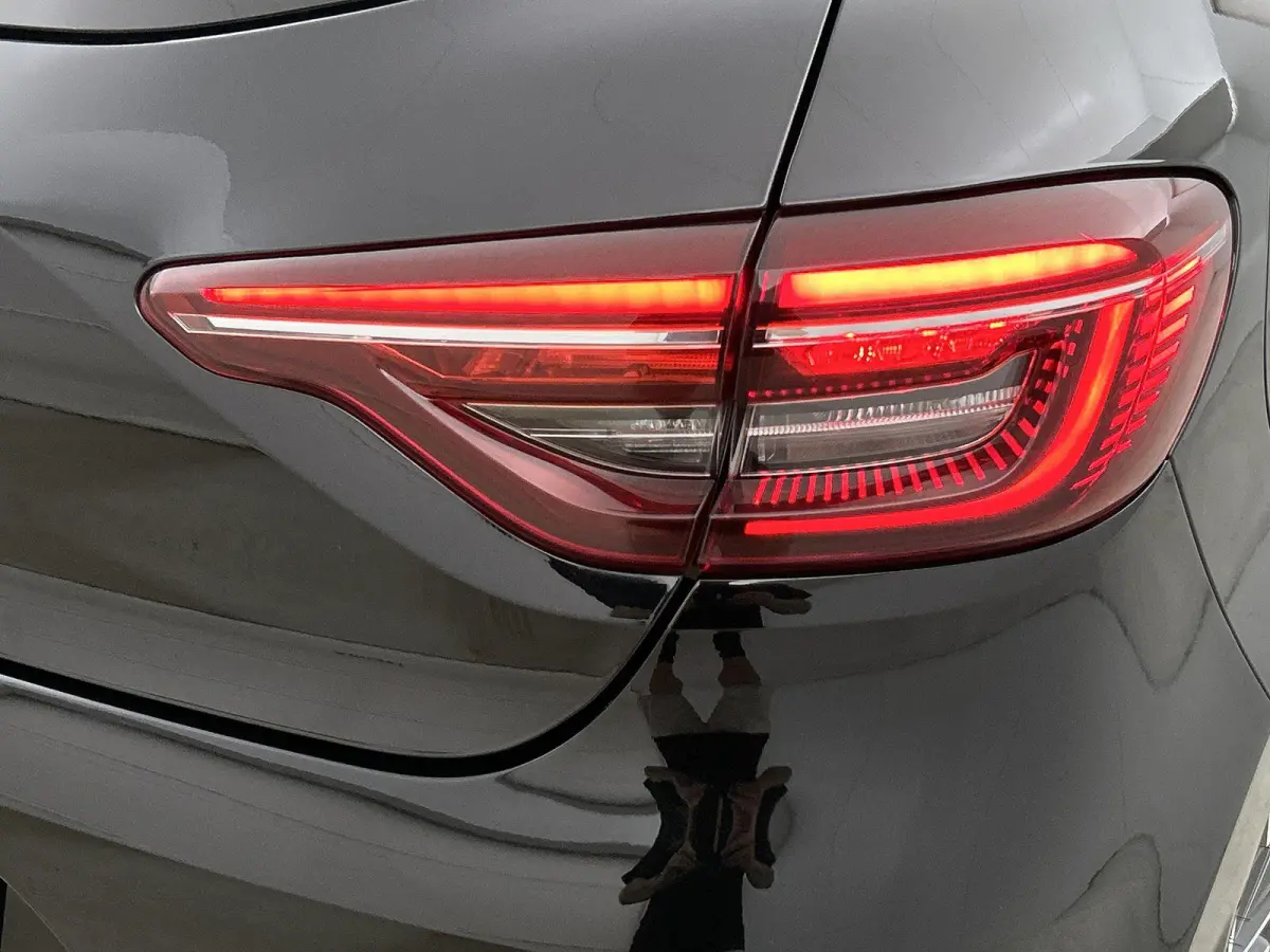 1.0 TCe Initiale Paris | Apple Carplay / Android Auto | Achteruitrijcamera | Stoelverwarming | Parkeersensoren |