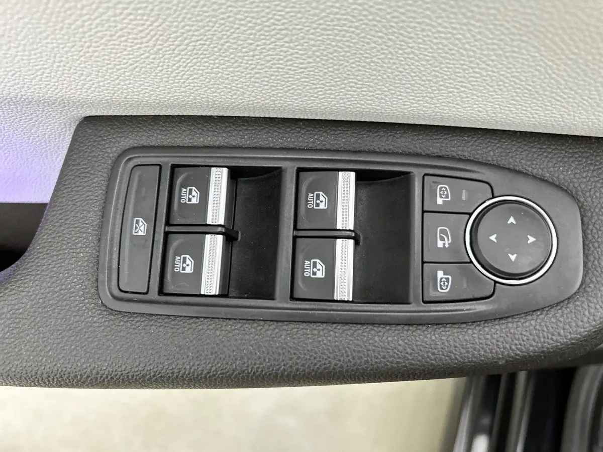 1.0 TCe Initiale Paris | Apple Carplay / Android Auto | Achteruitrijcamera | Stoelverwarming | Parkeersensoren |