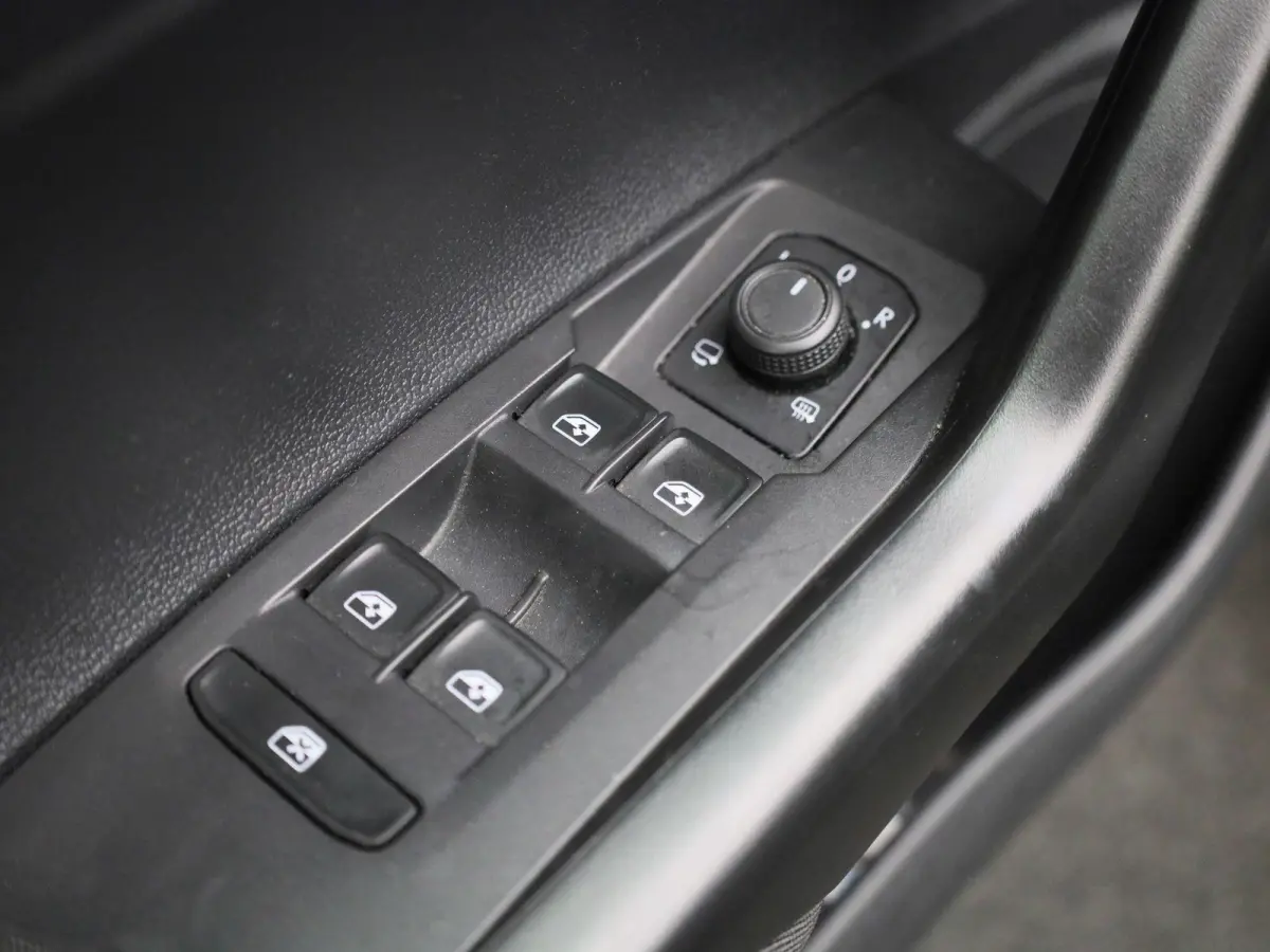 1.0 TSI Life Business | Apple Carplay / Android Auto | Stoelverwarming | Navigatie | Parkeersensoren |