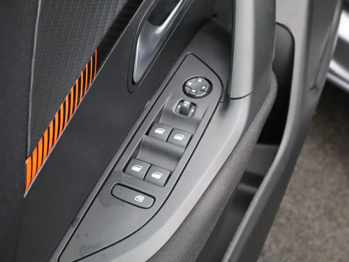 e-2008 Active Pack | Apple Carplay / Android Auto | Multifunctioneel Stuurwiel | Keyless |