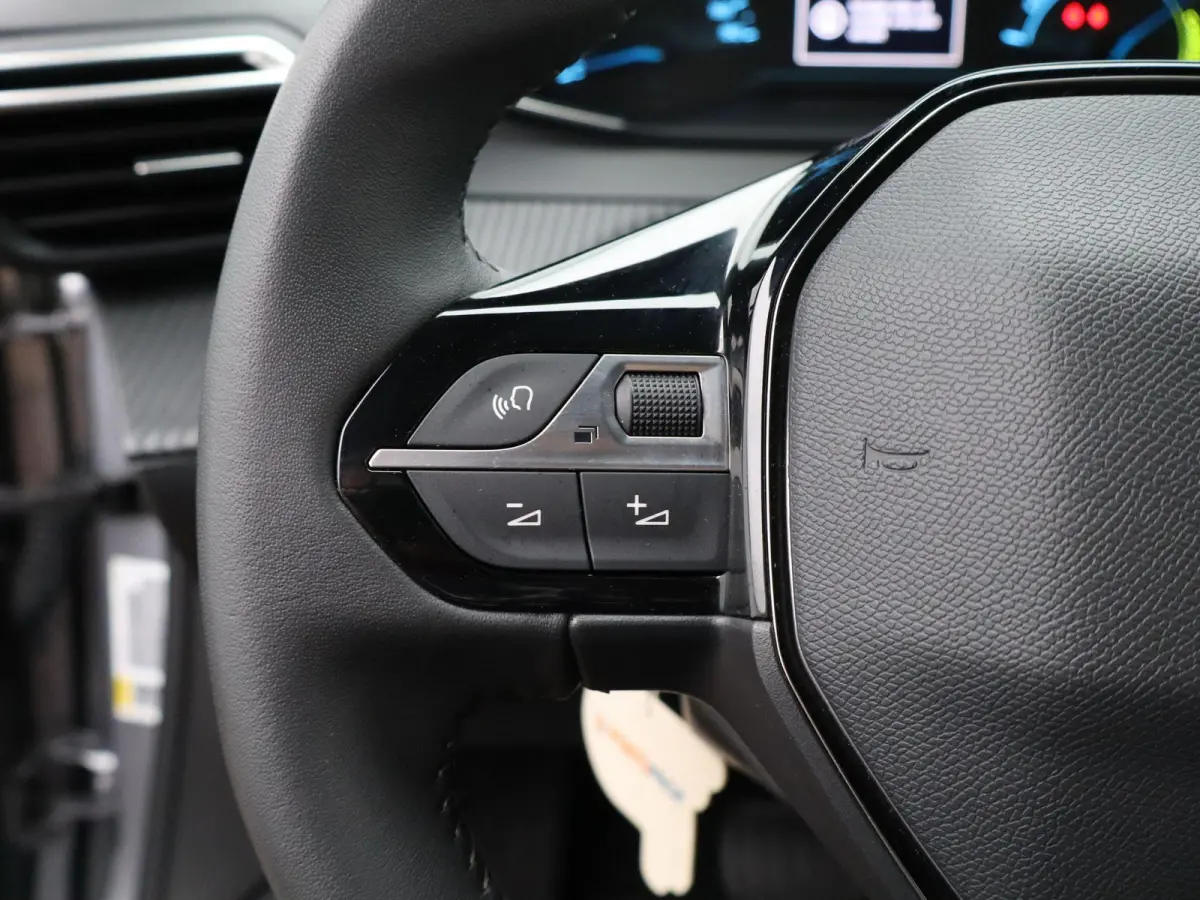 e-2008 Active Pack | Apple Carplay / Android Auto | Multifunctioneel Stuurwiel | Keyless |