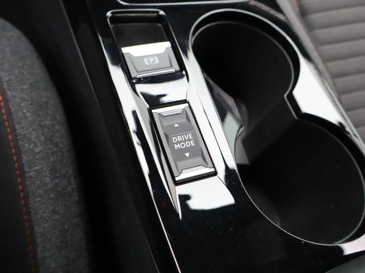 e-2008 Active Pack | Apple Carplay / Android Auto | Multifunctioneel Stuurwiel | Keyless |