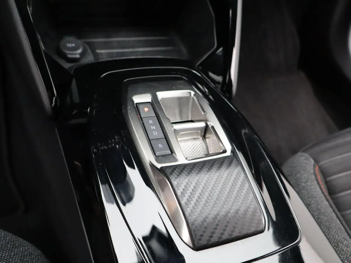 e-2008 Active Pack | Apple Carplay / Android Auto | Multifunctioneel Stuurwiel | Keyless |