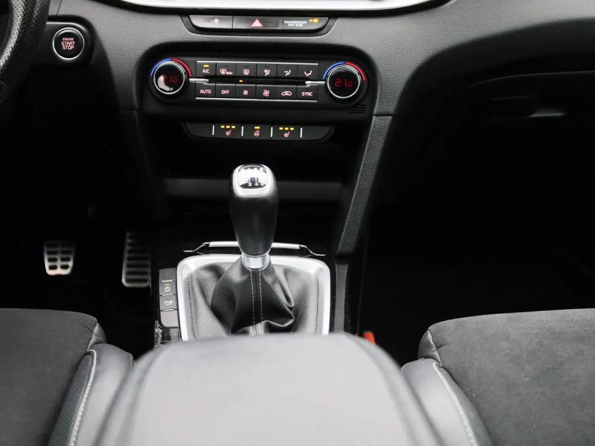 1.5 T-GDi GT-Line | Schuif/Kanteldak | Apple Carplay / Android Auto | Lichtmetalen Velgen | Sportstoelen | Camera | Virtual Cockpit |