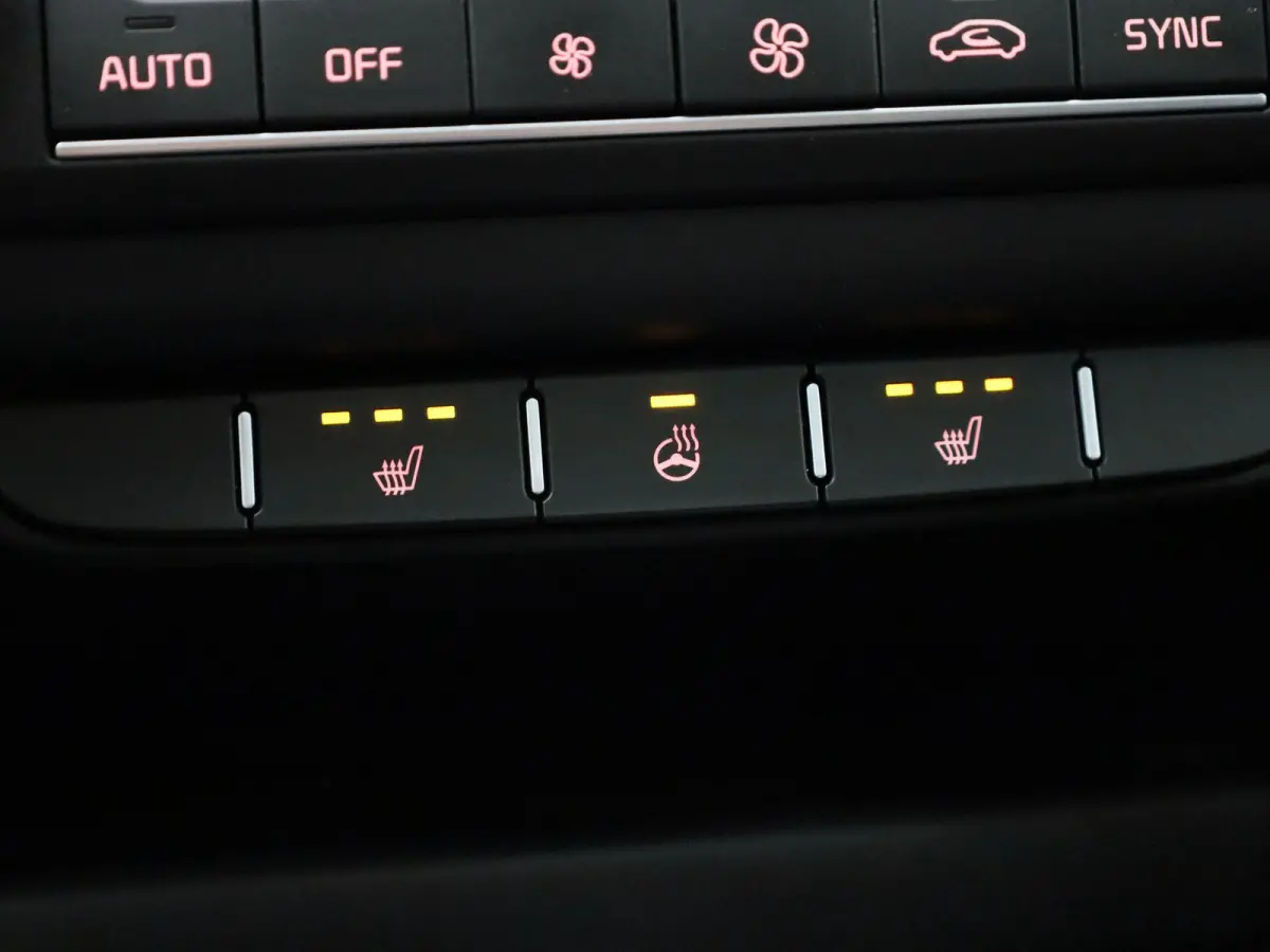 1.5 T-GDi GT-Line | Schuif/Kanteldak | Apple Carplay / Android Auto | Lichtmetalen Velgen | Sportstoelen | Camera | Virtual Cockpit |