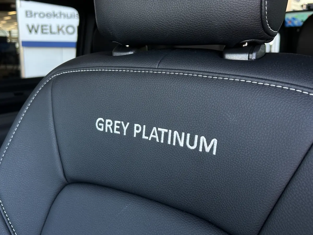 320 L2 Grey Platinum Plug-in Hybrid | 0,99% Financial Lease | Dubbel Cabine | Direct Leverbaar | Lederen Bekleding