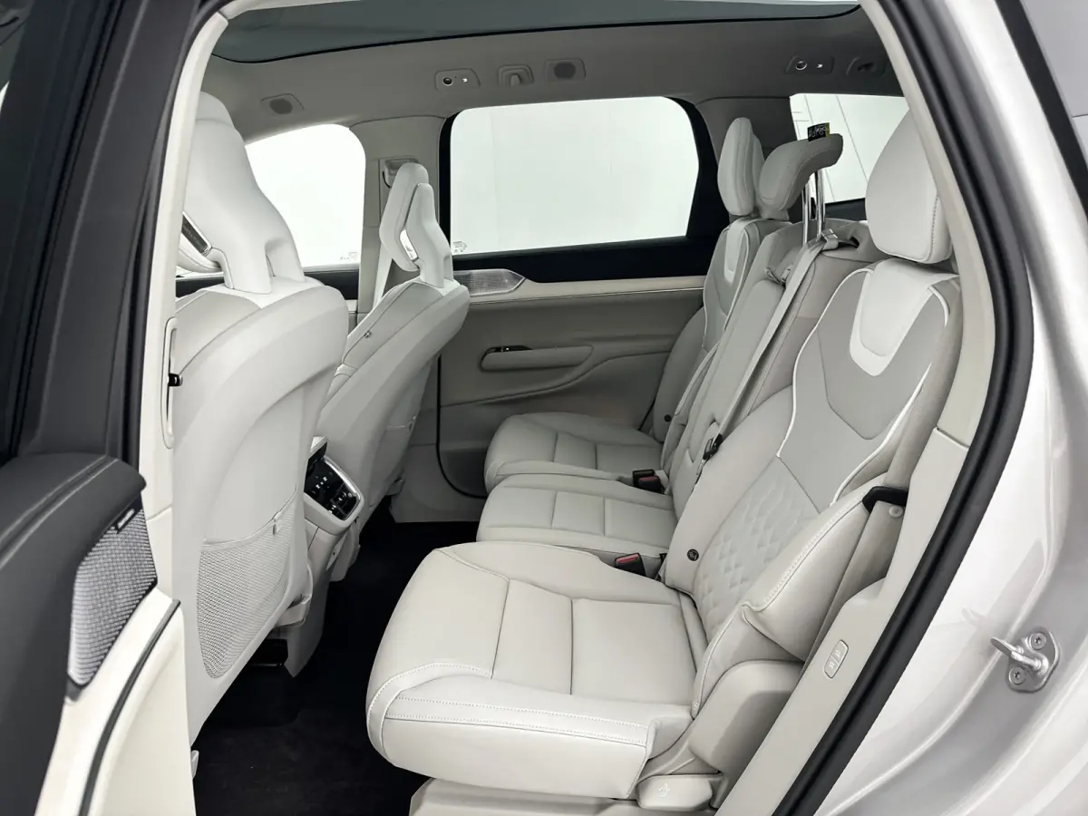 Twin Motor Performance Ultra 111kWh | 21" | Luchtvering | Bowers & Wilkins | Pilot Assist Pack | Climate | Trekhaak | Getint glas | Nordico Quilted