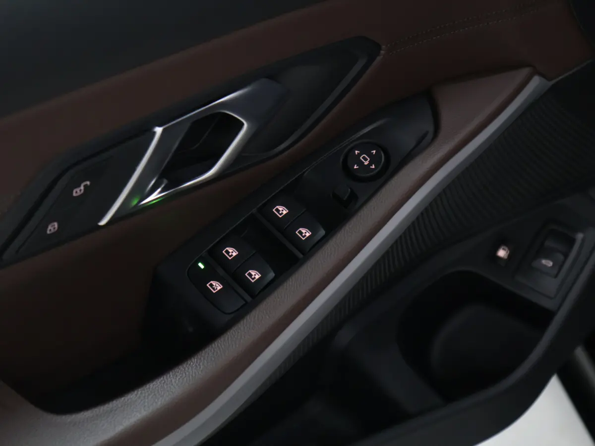 320e Business Edition Sport Plus [APPLE CARPLAY, ANDROID, TREKHAAK, STOELVERWARMING, CRUISE, ELEKTRISCHE ACHTERKLEP, DIGITAL DASH, NAVIGATIE, NIEUWSTAAT]