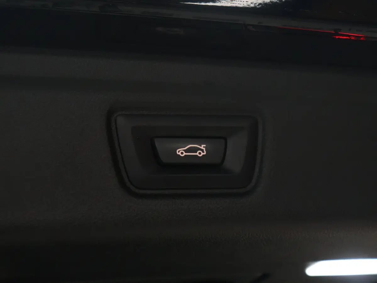 320e Business Edition Sport Plus [APPLE CARPLAY, ANDROID, TREKHAAK, STOELVERWARMING, CRUISE, ELEKTRISCHE ACHTERKLEP, DIGITAL DASH, NAVIGATIE, NIEUWSTAAT]