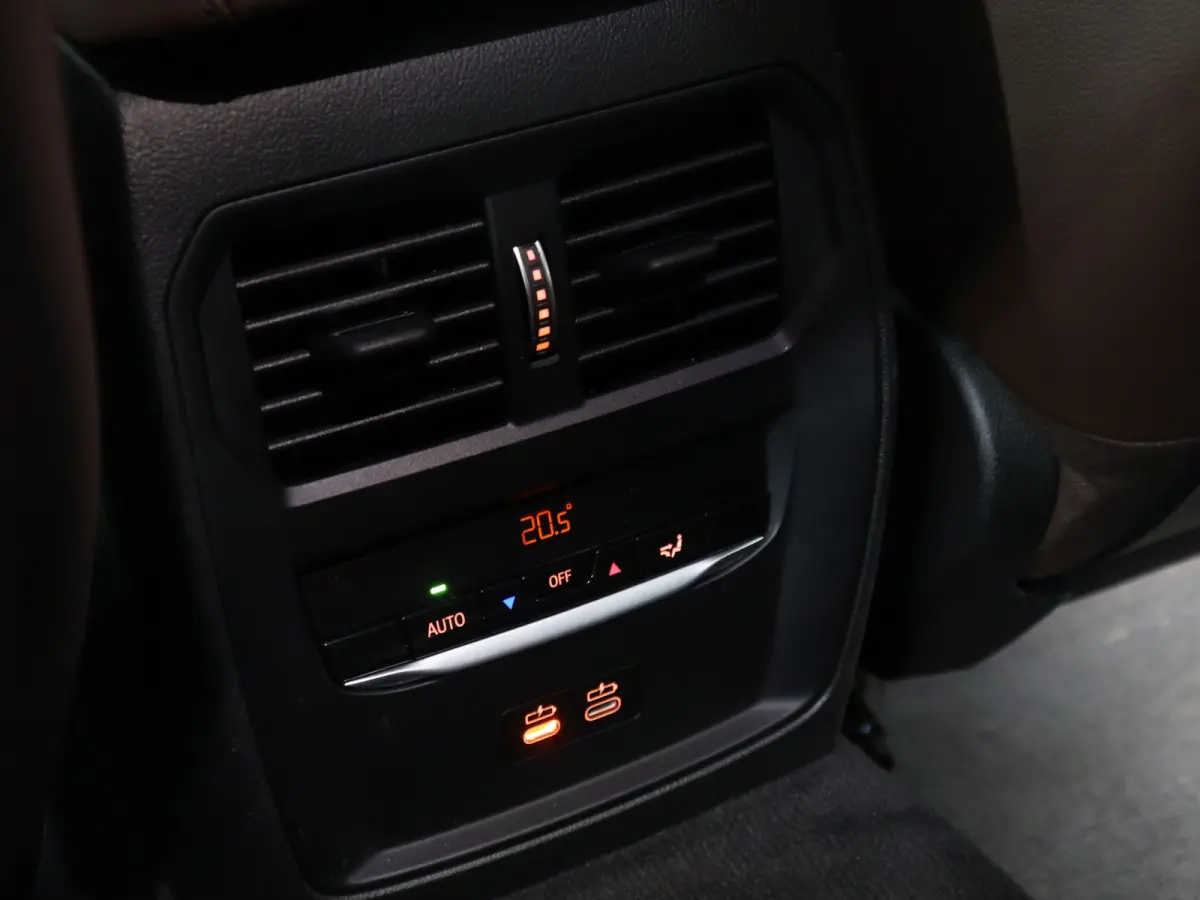 320e Business Edition Sport Plus [APPLE CARPLAY, ANDROID, TREKHAAK, STOELVERWARMING, CRUISE, ELEKTRISCHE ACHTERKLEP, DIGITAL DASH, NAVIGATIE, NIEUWSTAAT]