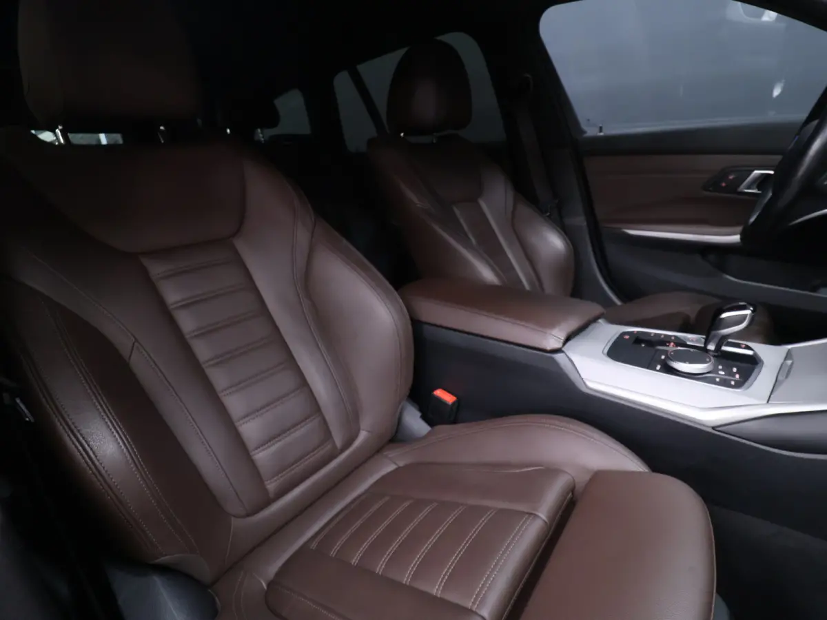 320e Business Edition Sport Plus [APPLE CARPLAY, ANDROID, TREKHAAK, STOELVERWARMING, CRUISE, ELEKTRISCHE ACHTERKLEP, DIGITAL DASH, NAVIGATIE, NIEUWSTAAT]