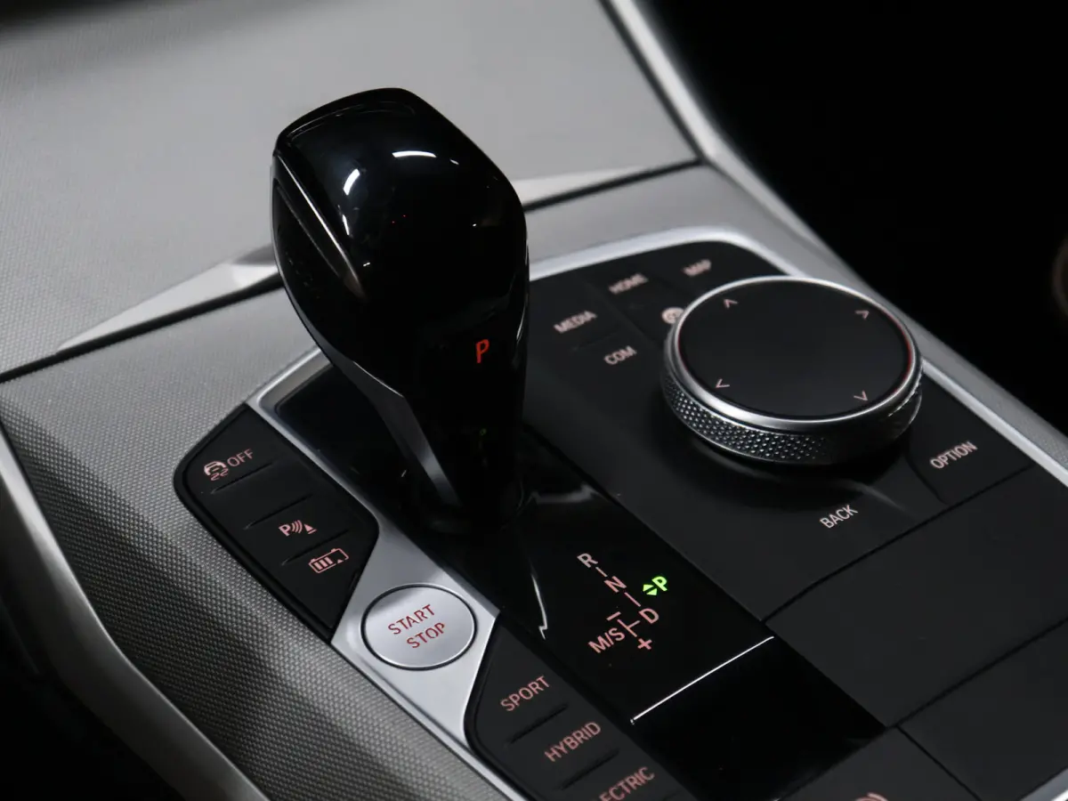 320e Business Edition Sport Plus [APPLE CARPLAY, ANDROID, TREKHAAK, STOELVERWARMING, CRUISE, ELEKTRISCHE ACHTERKLEP, DIGITAL DASH, NAVIGATIE, NIEUWSTAAT]