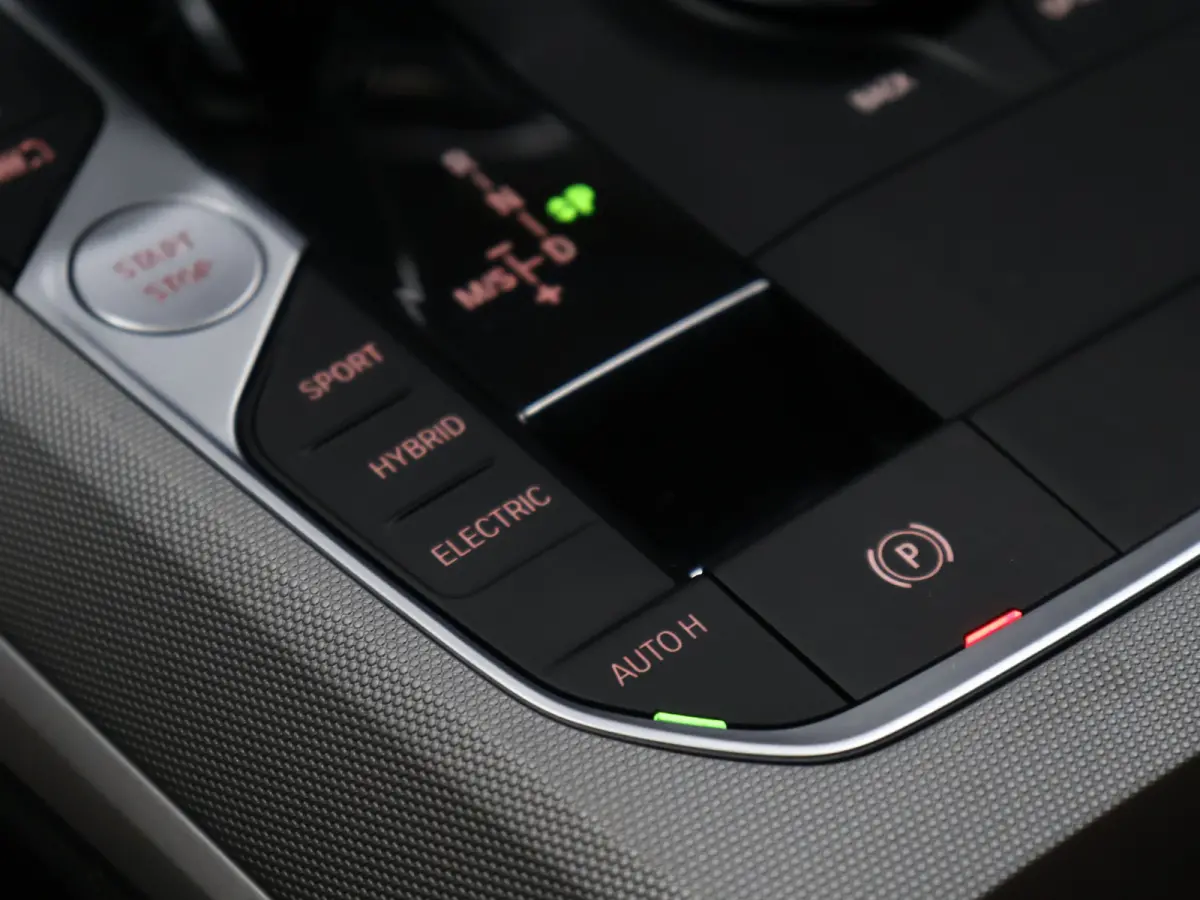 320e Business Edition Sport Plus [APPLE CARPLAY, ANDROID, TREKHAAK, STOELVERWARMING, CRUISE, ELEKTRISCHE ACHTERKLEP, DIGITAL DASH, NAVIGATIE, NIEUWSTAAT]