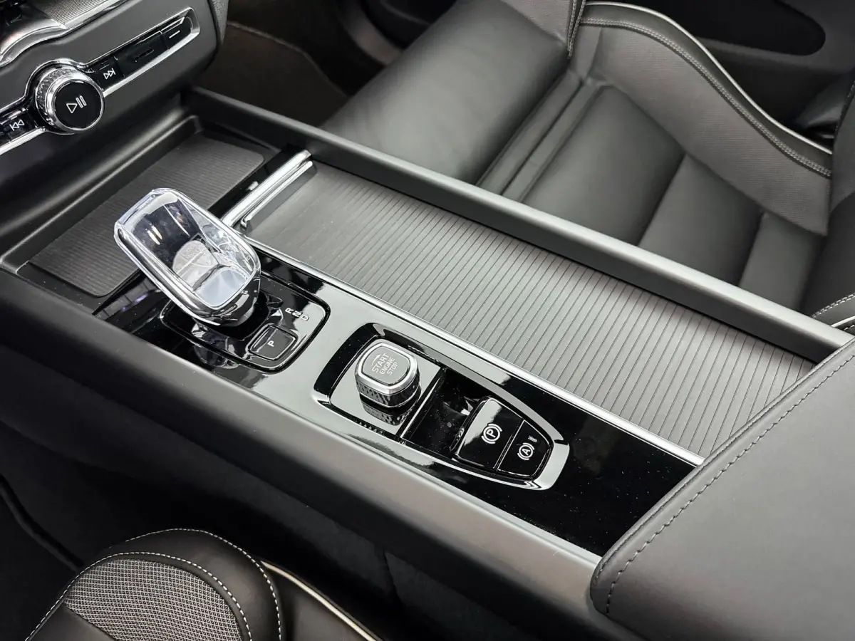 T6 Recharge Plus Black Edition | 21" | Panoramadak | Head Up | 360 Camera | Trekhaak | Harman Kardon | Full LED | Elektr. verst. Sportstoelen | Adaptieve Cruise | BLIS | Stoel/Stuur/Achterba