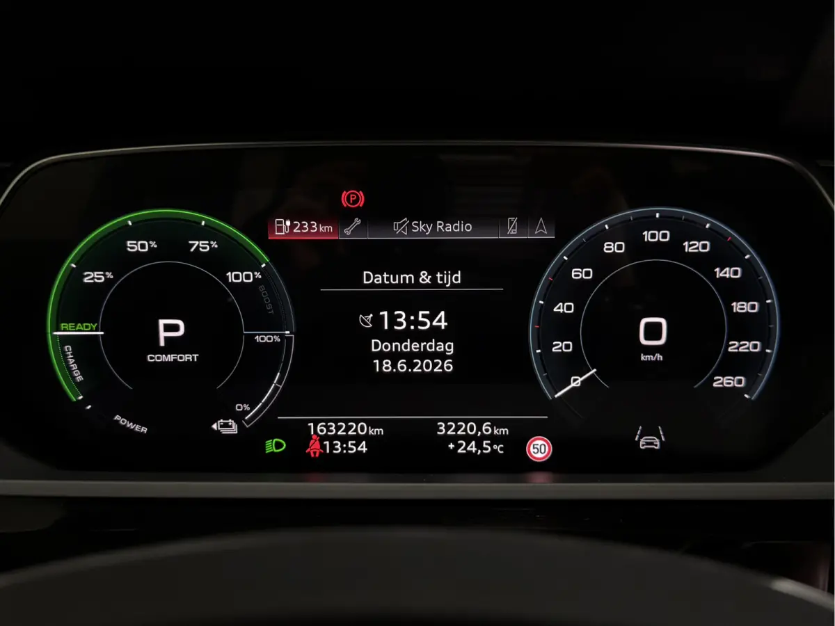 55 quattro Business edition Plus 95 kWh | SOH 92,3 % | Leder interieur | Pano dak | Trekhaak