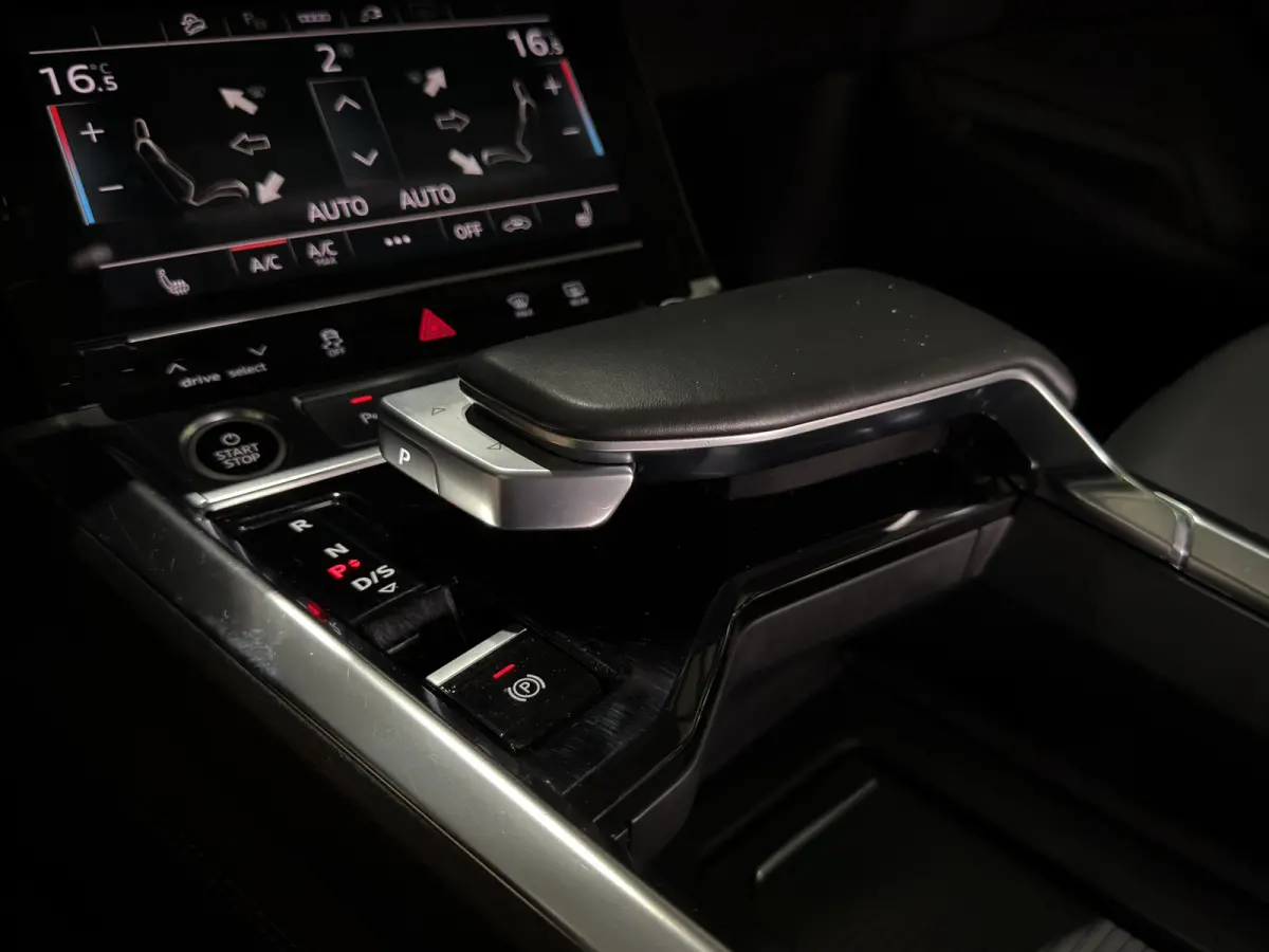 55 quattro Business edition Plus 95 kWh | SOH 92,3 % | Leder interieur | Pano dak | Trekhaak