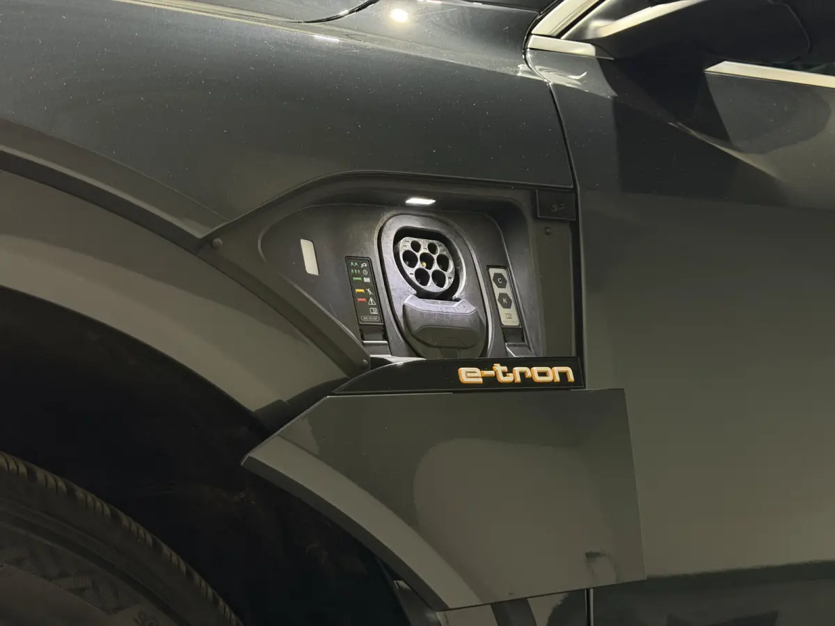 55 quattro Business edition Plus 95 kWh | SOH 92,3 % | Leder interieur | Pano dak | Trekhaak