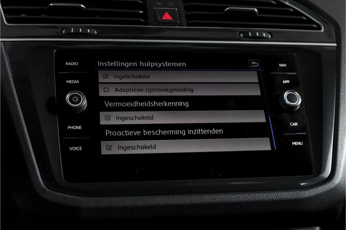 2.0 TSI 4Motion Highline Business R 180 PK | R-Line | Elek. Trekhaak | Adapt. Cruise | Stoel-+Bankverw. | PDC | Camera | NAV + App. Connect | ECC | Elek. Klep | LM 19" |