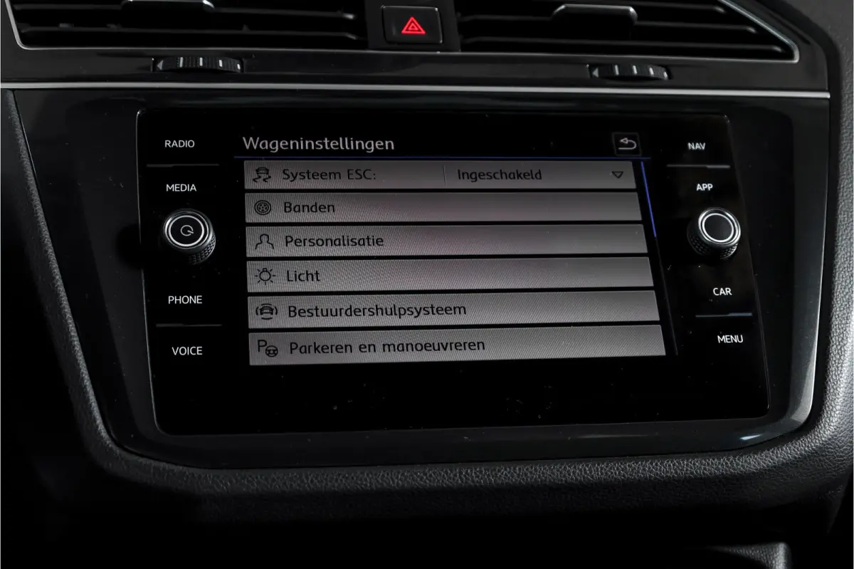 2.0 TSI 4Motion Highline Business R 180 PK | R-Line | Elek. Trekhaak | Adapt. Cruise | Stoel-+Bankverw. | PDC | Camera | NAV + App. Connect | ECC | Elek. Klep | LM 19" |