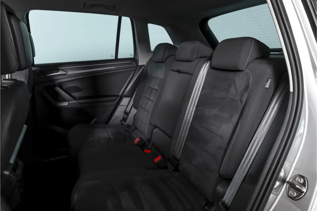 2.0 TSI 4Motion Highline Business R 180 PK | R-Line | Elek. Trekhaak | Adapt. Cruise | Stoel-+Bankverw. | PDC | Camera | NAV + App. Connect | ECC | Elek. Klep | LM 19" |