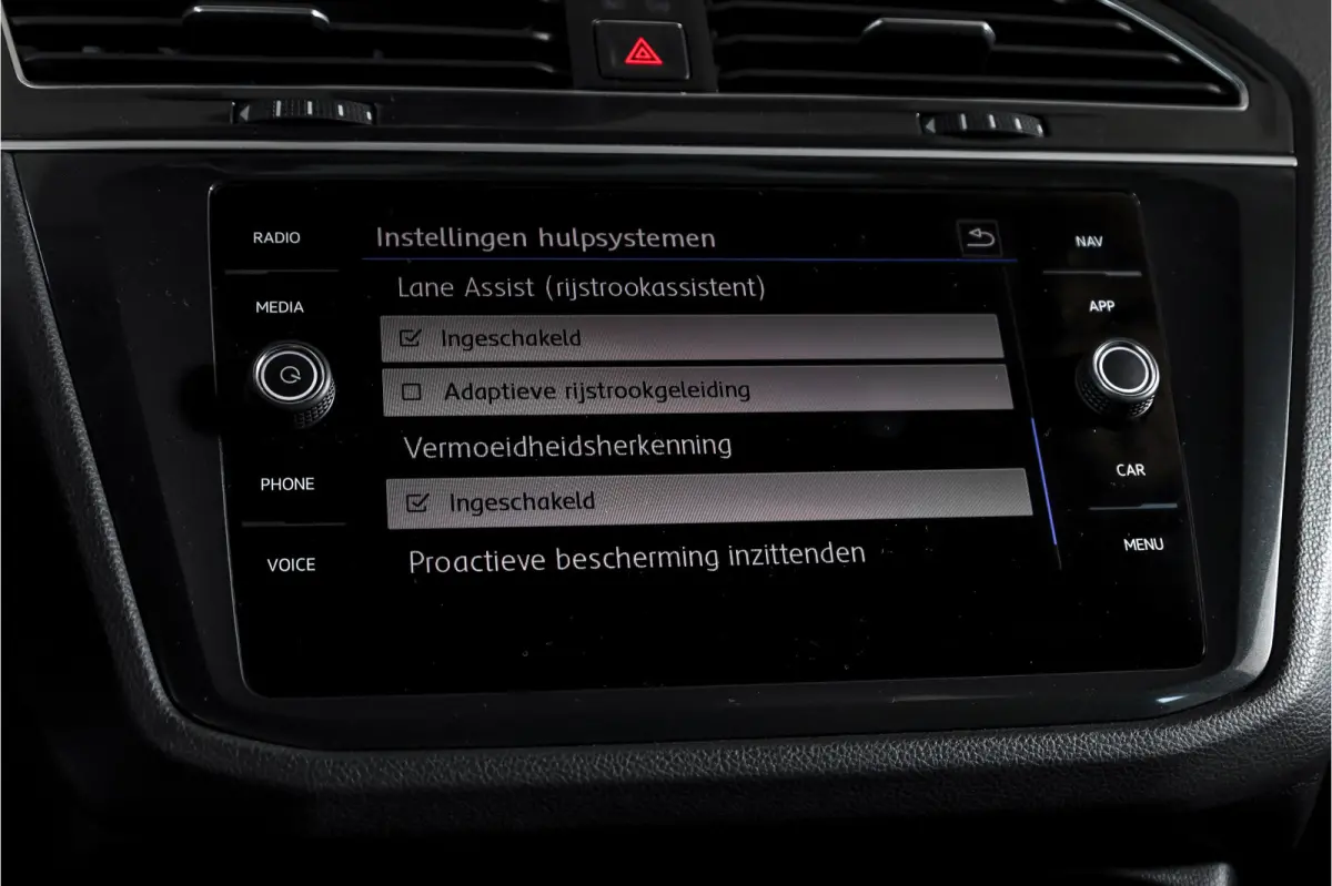 2.0 TSI 4Motion Highline Business R 180 PK | R-Line | Elek. Trekhaak | Adapt. Cruise | Stoel-+Bankverw. | PDC | Camera | NAV + App. Connect | ECC | Elek. Klep | LM 19" |