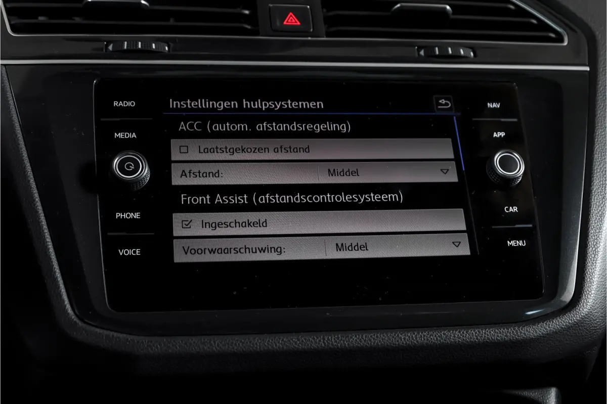 2.0 TSI 4Motion Highline Business R 180 PK | R-Line | Elek. Trekhaak | Adapt. Cruise | Stoel-+Bankverw. | PDC | Camera | NAV + App. Connect | ECC | Elek. Klep | LM 19" |