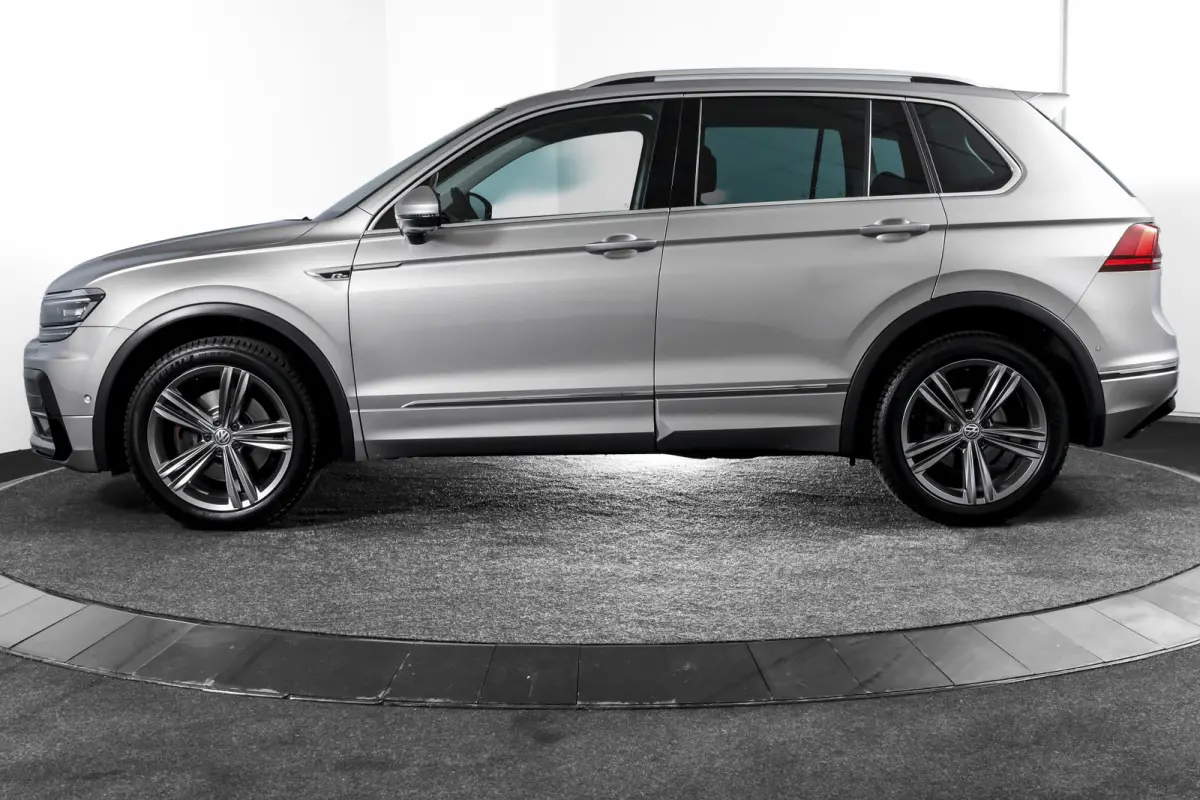 2.0 TSI 4Motion Highline Business R 180 PK | R-Line | Elek. Trekhaak | Adapt. Cruise | Stoel-+Bankverw. | PDC | Camera | NAV + App. Connect | ECC | Elek. Klep | LM 19" |
