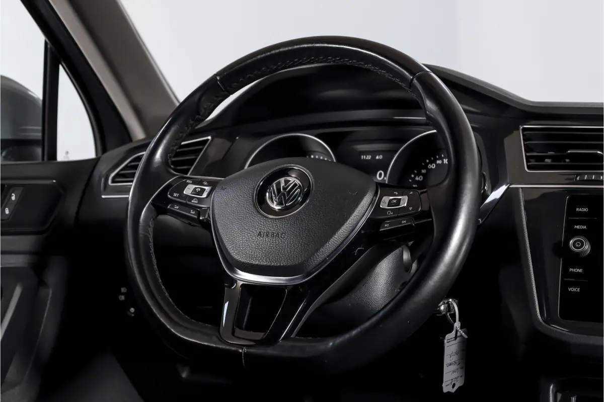 2.0 TSI 4Motion Highline Business R 180 PK | R-Line | Elek. Trekhaak | Adapt. Cruise | Stoel-+Bankverw. | PDC | Camera | NAV + App. Connect | ECC | Elek. Klep | LM 19" |