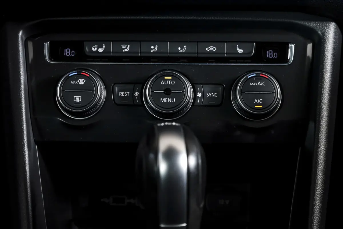 2.0 TSI 4Motion Highline Business R 180 PK | R-Line | Elek. Trekhaak | Adapt. Cruise | Stoel-+Bankverw. | PDC | Camera | NAV + App. Connect | ECC | Elek. Klep | LM 19" |