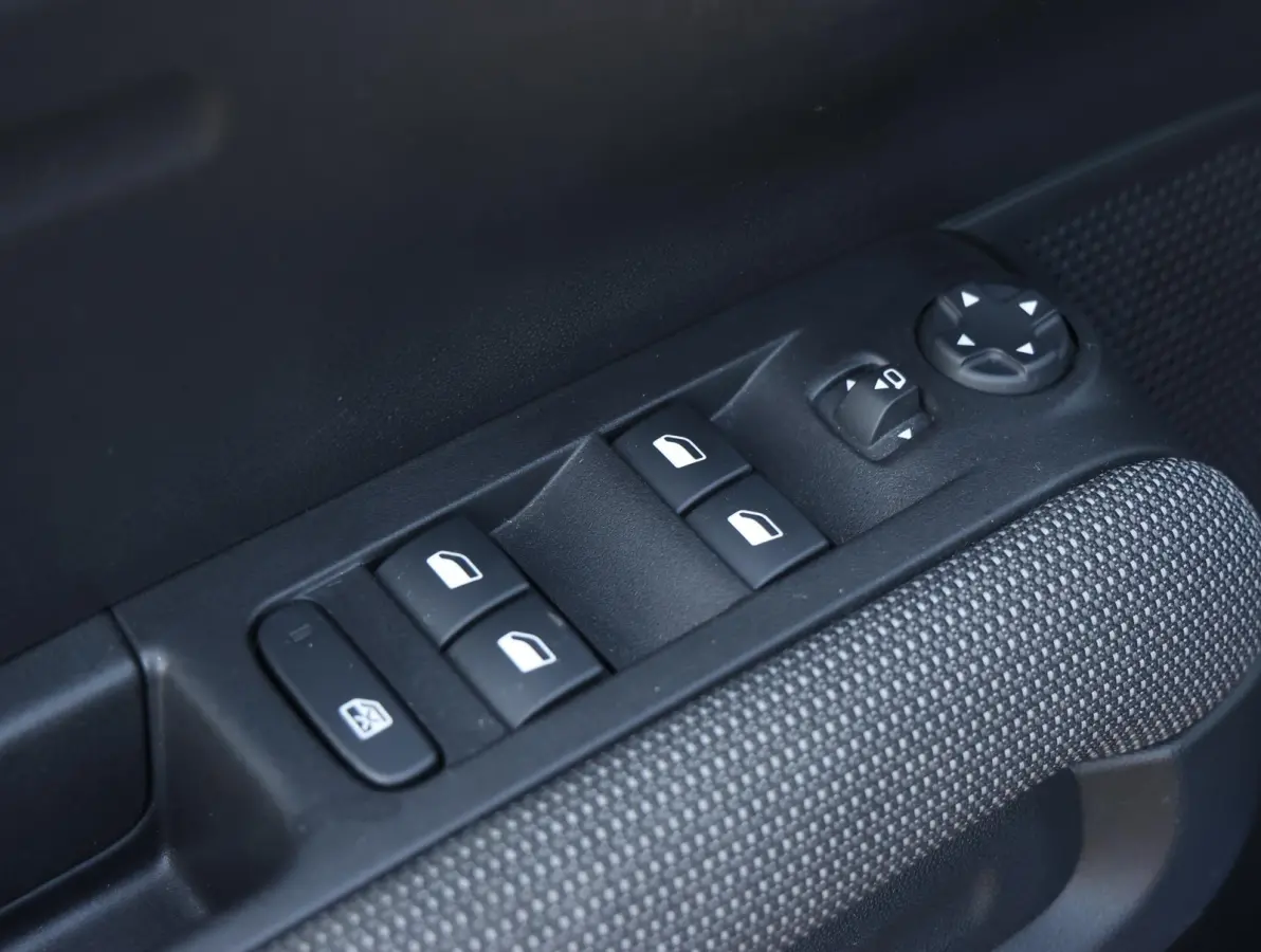 1.2 PureTech S&S Feel 1ste Eigenaar | Navigatie | LED | Parkeersensor achter | Apple Carplay & Android Auto | DAB