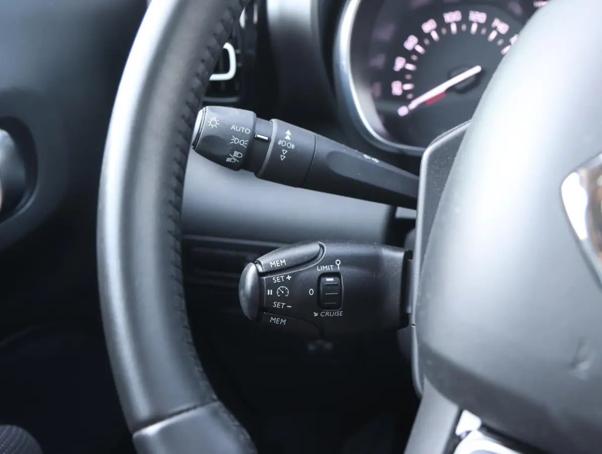 1.2 PureTech S&S Feel 1ste Eigenaar | Navigatie | LED | Parkeersensor achter | Apple Carplay & Android Auto | DAB