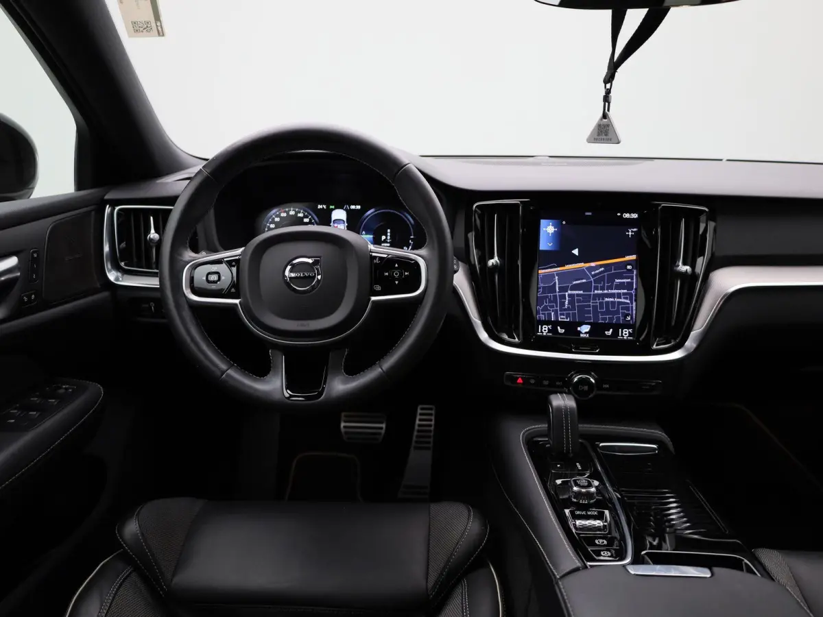 2.0 T6 Recharge AWD R-Design | PANORAMADAK | HEAD-UP DISPLAY | HARMAN KARDON | STOELVERWARMING | STUURVERWARMING | MEMORY STOELEN | 360 CAMERA | ELEKTRISCHE ACHTERKLEP |