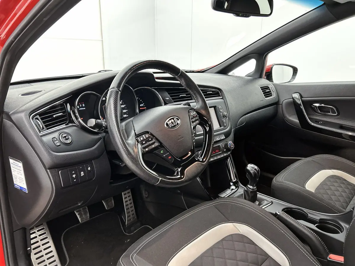 cee'd 1.0 T-GDi GT-Line | Keyless | Parkeer sensoren | Stoel/Stuur verwarming | Navigatie | Camera | Cruise control | Climate control | DAB |