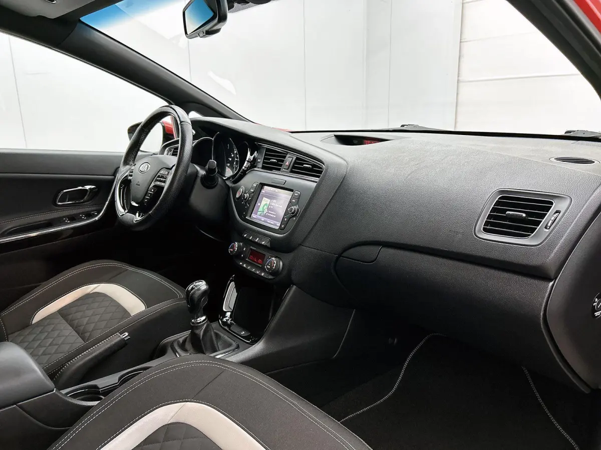 cee'd 1.0 T-GDi GT-Line | Keyless | Parkeer sensoren | Stoel/Stuur verwarming | Navigatie | Camera | Cruise control | Climate control | DAB |