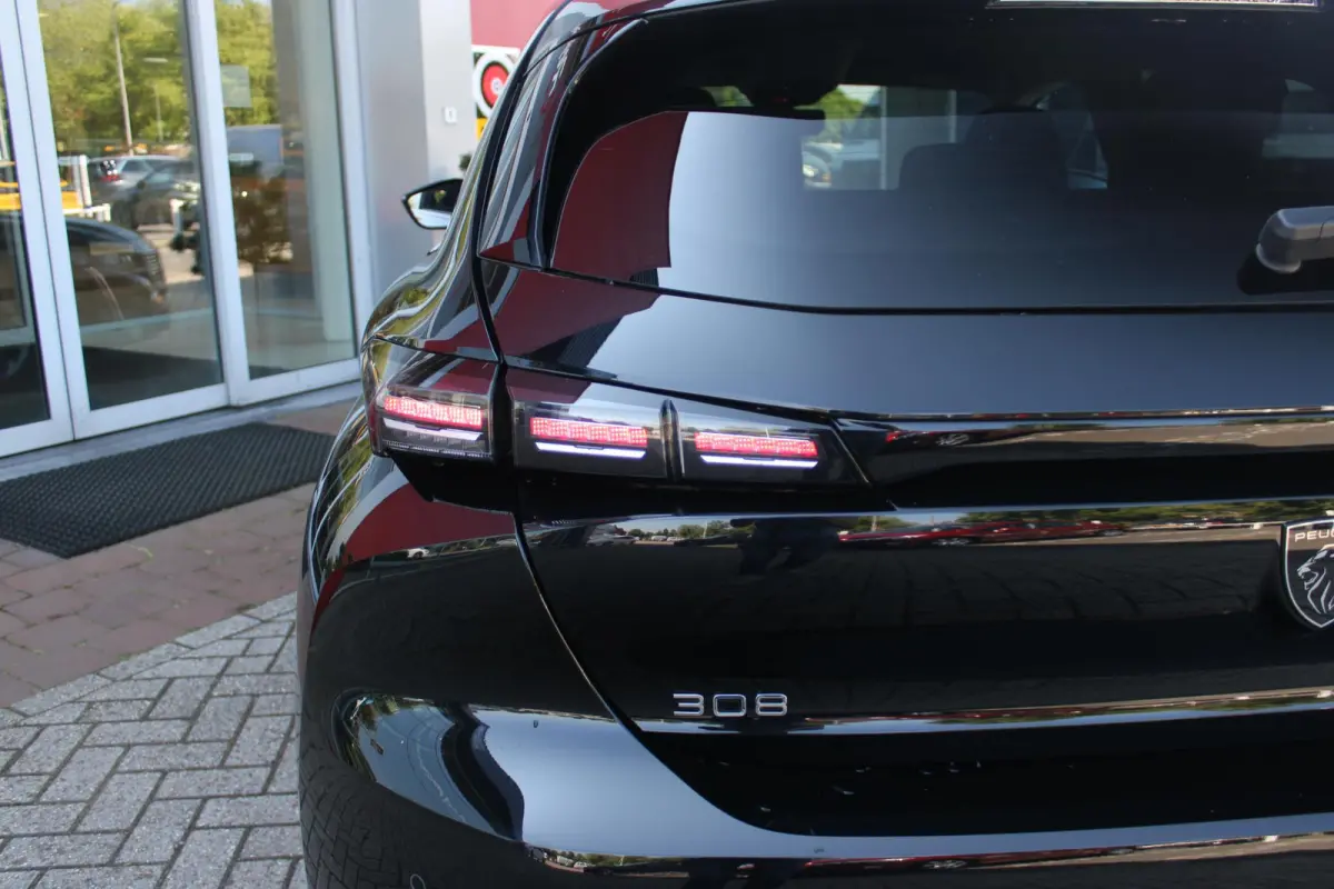 1.2 130PK AUTOMAAT ALLURE PACK BUSINESS | NAVIGATIE | DRAADLOZE APPLE CARPLAY/ANDROID AUTO | ACHTERUITRIJ CAMERA | KEYLESS ENTRY/START | LICHTMETALEN VELGEN 17" | DAB+ RADIO | ADAPTIVE CRUIS