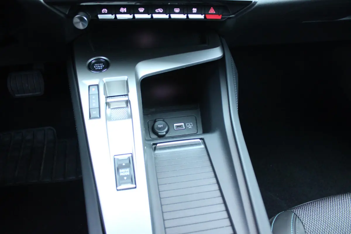1.2 130PK AUTOMAAT ALLURE PACK BUSINESS | NAVIGATIE | DRAADLOZE APPLE CARPLAY/ANDROID AUTO | ACHTERUITRIJ CAMERA | KEYLESS ENTRY/START | LICHTMETALEN VELGEN 17" | DAB+ RADIO | ADAPTIVE CRUIS