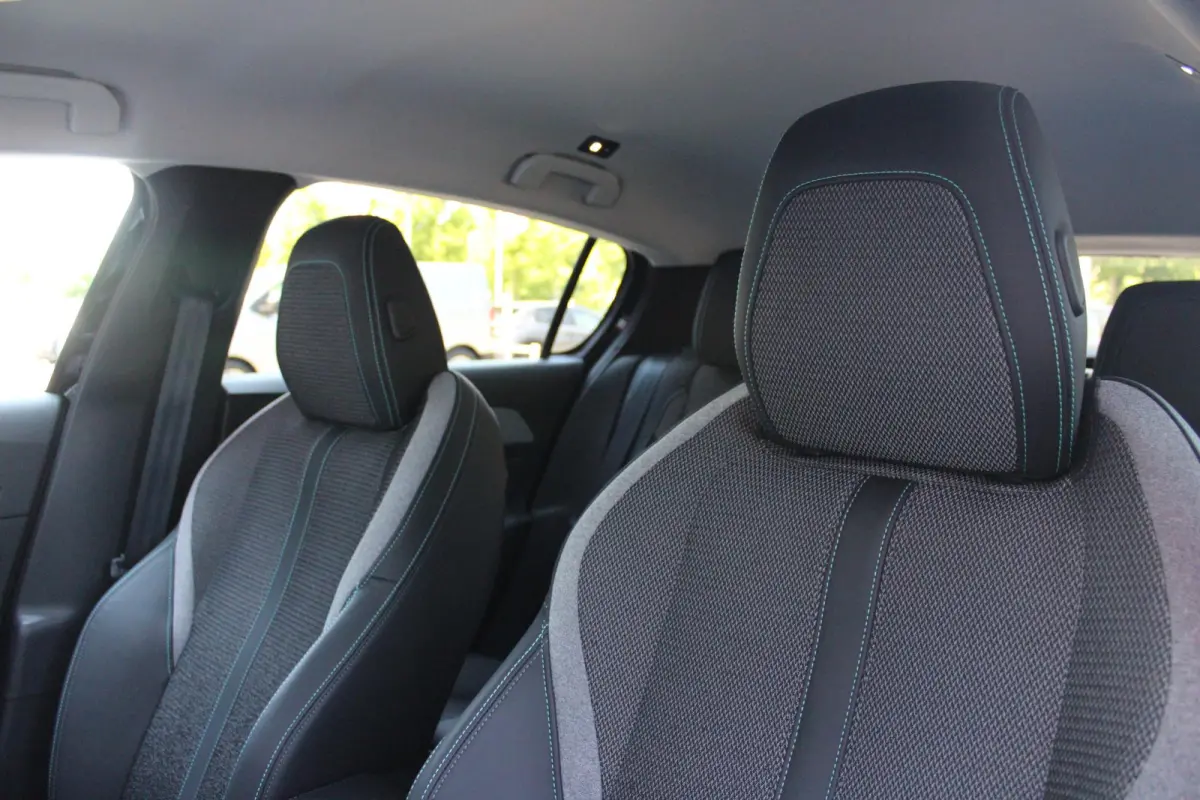 1.2 130PK AUTOMAAT ALLURE PACK BUSINESS | NAVIGATIE | DRAADLOZE APPLE CARPLAY/ANDROID AUTO | ACHTERUITRIJ CAMERA | KEYLESS ENTRY/START | LICHTMETALEN VELGEN 17" | DAB+ RADIO | ADAPTIVE CRUIS