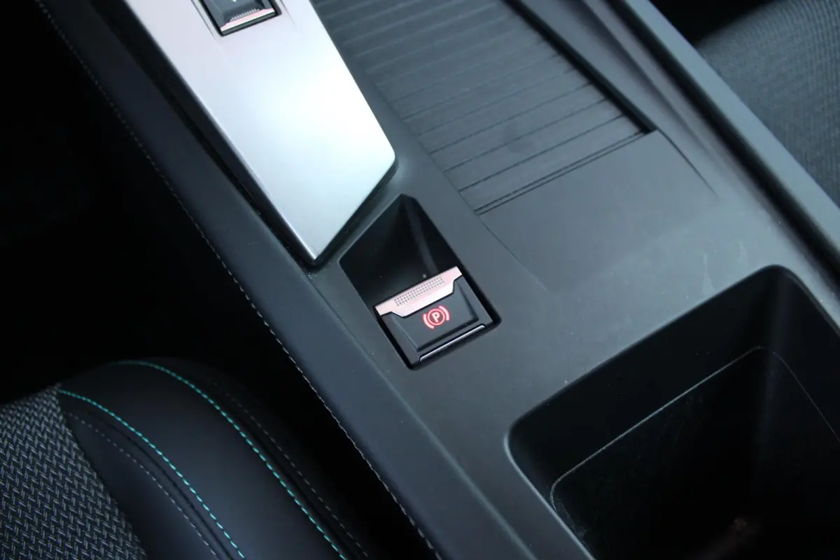 1.2 130PK AUTOMAAT ALLURE PACK BUSINESS | NAVIGATIE | DRAADLOZE APPLE CARPLAY/ANDROID AUTO | ACHTERUITRIJ CAMERA | KEYLESS ENTRY/START | LICHTMETALEN VELGEN 17" | DAB+ RADIO | ADAPTIVE CRUIS