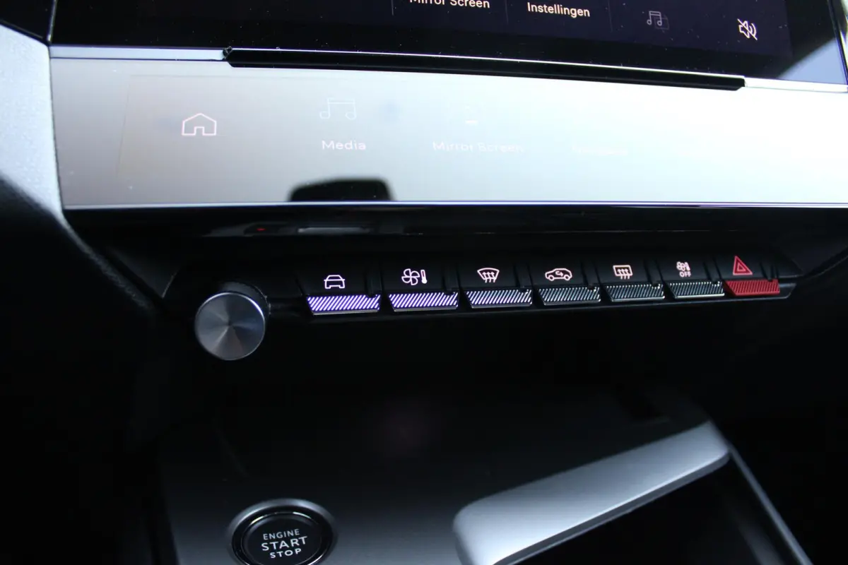 1.2 130PK AUTOMAAT ALLURE PACK BUSINESS | NAVIGATIE | DRAADLOZE APPLE CARPLAY/ANDROID AUTO | ACHTERUITRIJ CAMERA | KEYLESS ENTRY/START | LICHTMETALEN VELGEN 17" | DAB+ RADIO | ADAPTIVE CRUIS