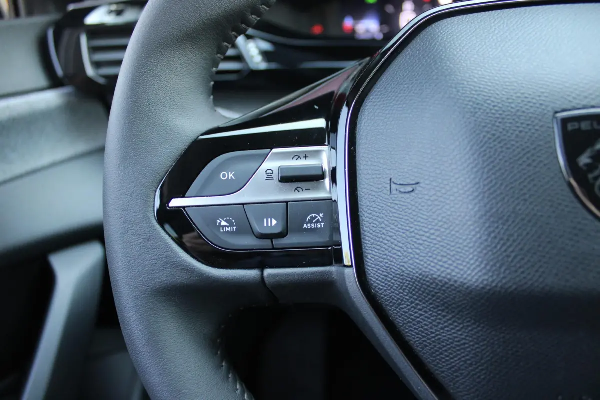 1.2 130PK AUTOMAAT ALLURE PACK BUSINESS | NAVIGATIE | DRAADLOZE APPLE CARPLAY/ANDROID AUTO | ACHTERUITRIJ CAMERA | KEYLESS ENTRY/START | LICHTMETALEN VELGEN 17" | DAB+ RADIO | ADAPTIVE CRUIS