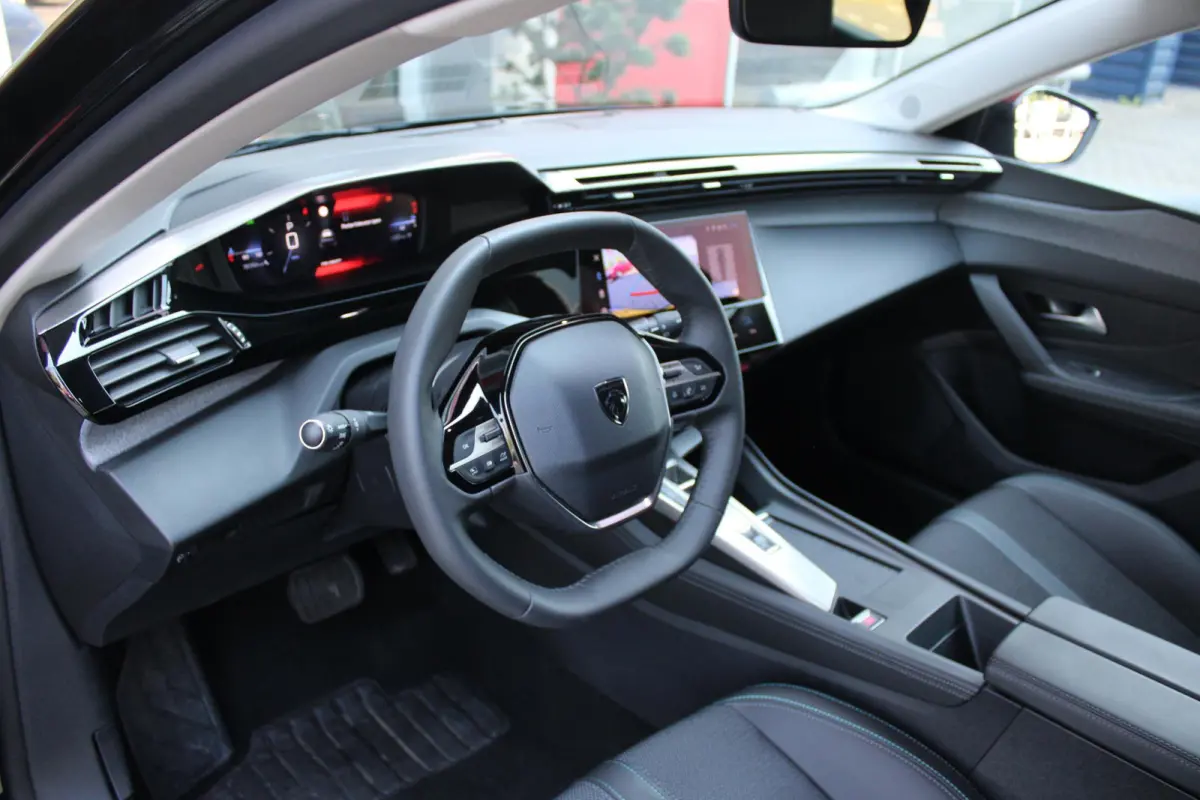 1.2 130PK AUTOMAAT ALLURE PACK BUSINESS | NAVIGATIE | DRAADLOZE APPLE CARPLAY/ANDROID AUTO | ACHTERUITRIJ CAMERA | KEYLESS ENTRY/START | LICHTMETALEN VELGEN 17" | DAB+ RADIO | ADAPTIVE CRUIS