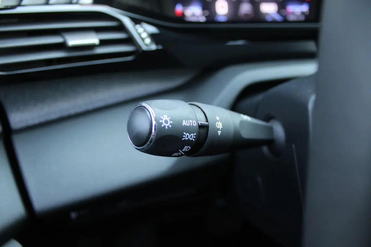 1.2 130PK AUTOMAAT ALLURE PACK BUSINESS | NAVIGATIE | DRAADLOZE APPLE CARPLAY/ANDROID AUTO | ACHTERUITRIJ CAMERA | KEYLESS ENTRY/START | LICHTMETALEN VELGEN 17" | DAB+ RADIO | ADAPTIVE CRUIS