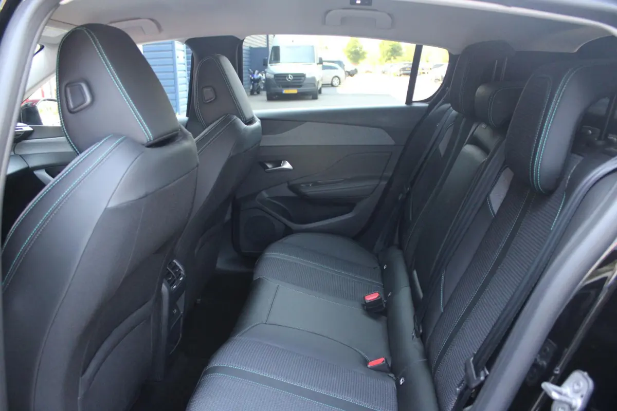 1.2 130PK AUTOMAAT ALLURE PACK BUSINESS | NAVIGATIE | DRAADLOZE APPLE CARPLAY/ANDROID AUTO | ACHTERUITRIJ CAMERA | KEYLESS ENTRY/START | LICHTMETALEN VELGEN 17" | DAB+ RADIO | ADAPTIVE CRUIS