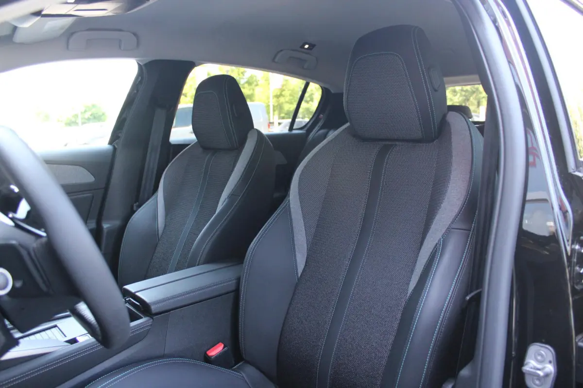 1.2 130PK AUTOMAAT ALLURE PACK BUSINESS | NAVIGATIE | DRAADLOZE APPLE CARPLAY/ANDROID AUTO | ACHTERUITRIJ CAMERA | KEYLESS ENTRY/START | LICHTMETALEN VELGEN 17" | DAB+ RADIO | ADAPTIVE CRUIS