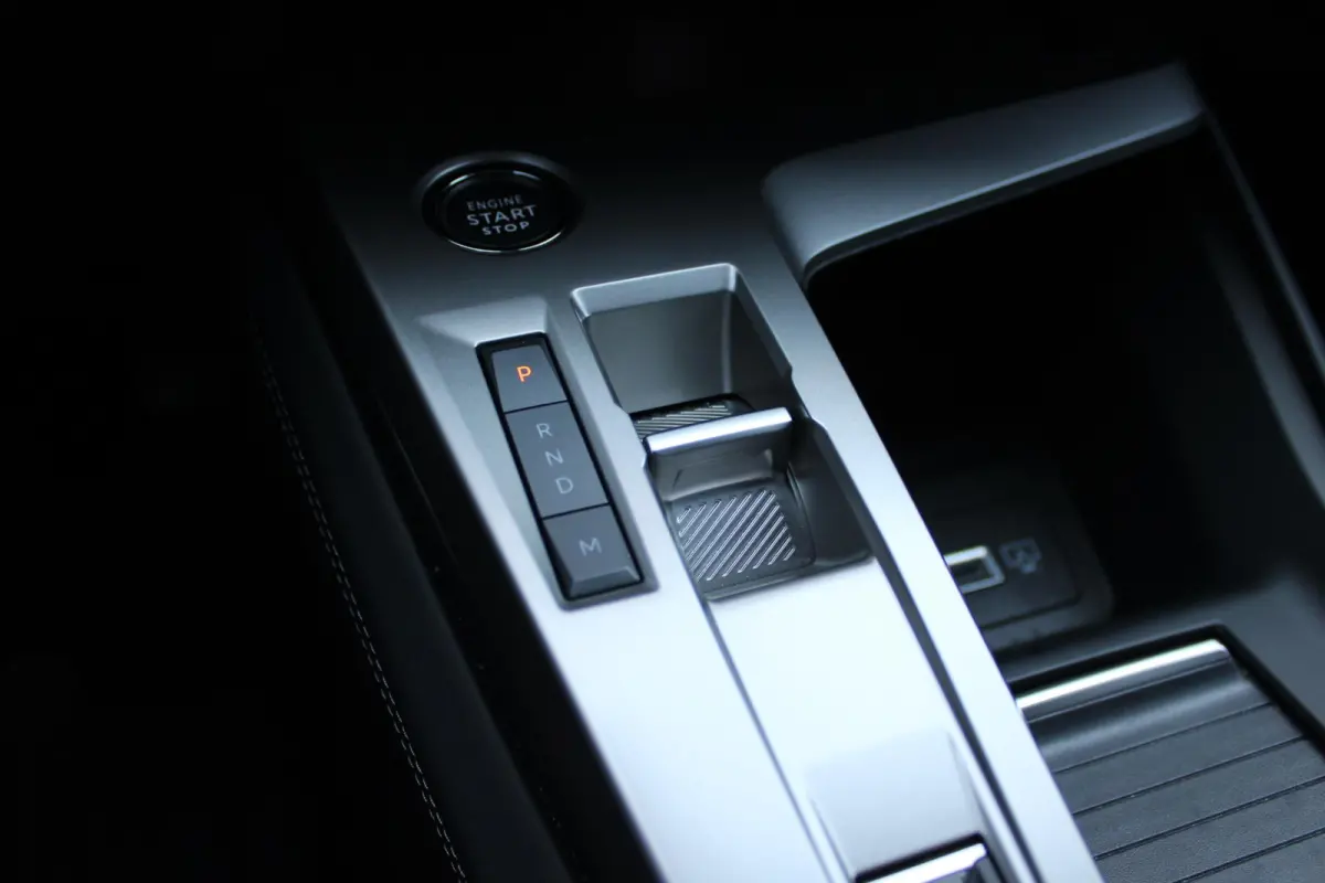 1.2 130PK AUTOMAAT ALLURE PACK BUSINESS | NAVIGATIE | DRAADLOZE APPLE CARPLAY/ANDROID AUTO | ACHTERUITRIJ CAMERA | KEYLESS ENTRY/START | LICHTMETALEN VELGEN 17" | DAB+ RADIO | ADAPTIVE CRUIS