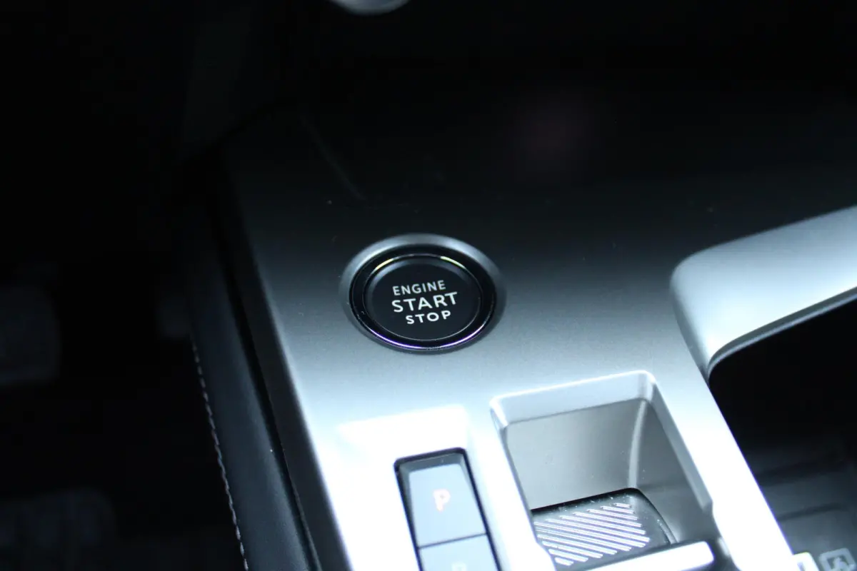 1.2 130PK AUTOMAAT ALLURE PACK BUSINESS | NAVIGATIE | DRAADLOZE APPLE CARPLAY/ANDROID AUTO | ACHTERUITRIJ CAMERA | KEYLESS ENTRY/START | LICHTMETALEN VELGEN 17" | DAB+ RADIO | ADAPTIVE CRUIS