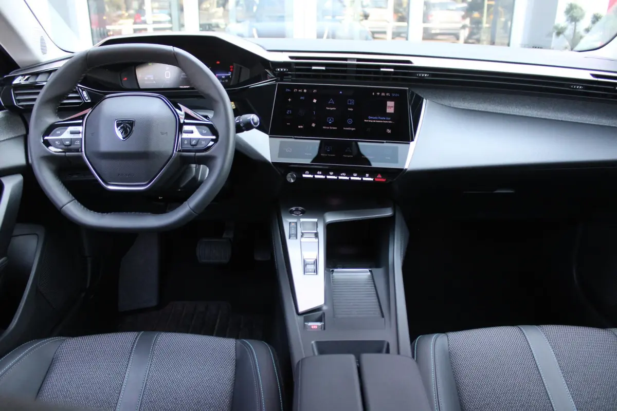 1.2 130PK AUTOMAAT ALLURE PACK BUSINESS | NAVIGATIE | DRAADLOZE APPLE CARPLAY/ANDROID AUTO | ACHTERUITRIJ CAMERA | KEYLESS ENTRY/START | LICHTMETALEN VELGEN 17" | DAB+ RADIO | ADAPTIVE CRUIS